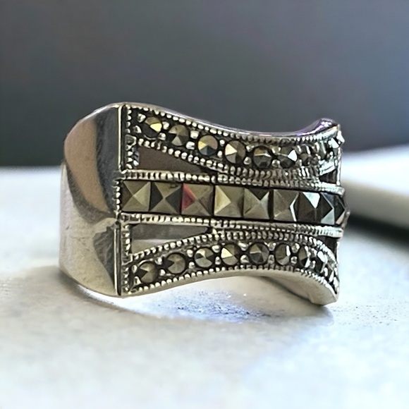 Sterling Silver Marcasite Ring (7.5) - Picture 2 of 6